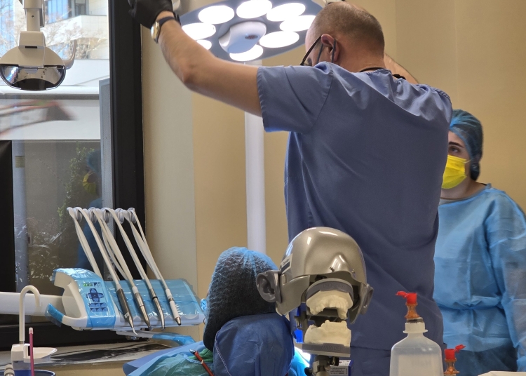 video dr cristian mina de la mm dental team despre inserarea a doua implanturi dentare procedura minim invaziva 69d046f7e4e36