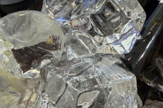 video gheata in forma de sfera noua vedeta a evenimentelor arata precum diamantele in pahare 69e7bead2bf9a