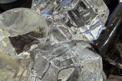 video gheata in forma de sfera noua vedeta a evenimentelor arata precum diamantele in pahare 69e7bead2bf9a