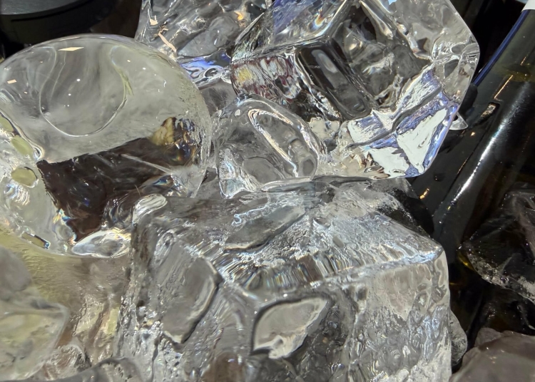 video gheata in forma de sfera noua vedeta a evenimentelor arata precum diamantele in pahare 69e7bead2bf9a