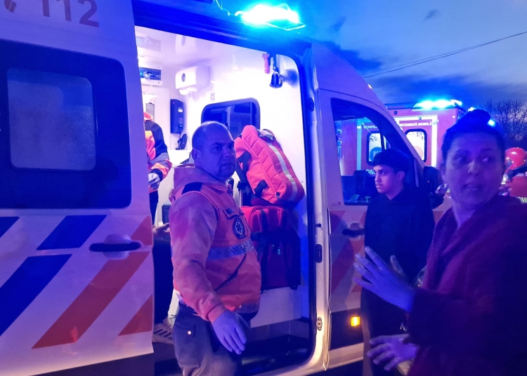 video incendiu teribil in cartierul henri coanda o persoana este in stare grava intubata 69ded1f7ab7cf