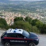 video momentul in care un lider mafiot cautat pentru crima a fost arestat intr o vila de lux de pe coasta amalfi 69d21a2cb0eb4