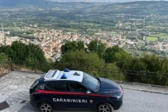 video momentul in care un lider mafiot cautat pentru crima a fost arestat intr o vila de lux de pe coasta amalfi 69d21a2cb0eb4