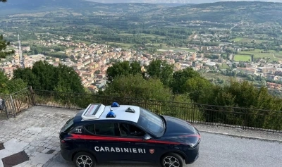 video momentul in care un lider mafiot cautat pentru crima a fost arestat intr o vila de lux de pe coasta amalfi 69d21a2cb0eb4