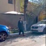 video un individ cu probleme psihice s a taiat cu maceta pe maini in plina strada 69ee4509e3383