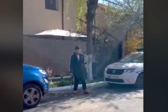video un individ cu probleme psihice s a taiat cu maceta pe maini in plina strada 69ee4509e3383