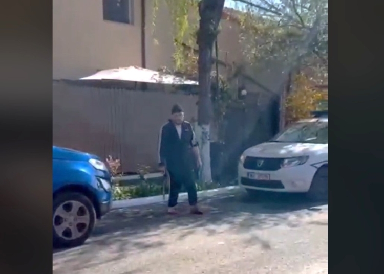 video un individ cu probleme psihice s a taiat cu maceta pe maini in plina strada 69ee4509e3383