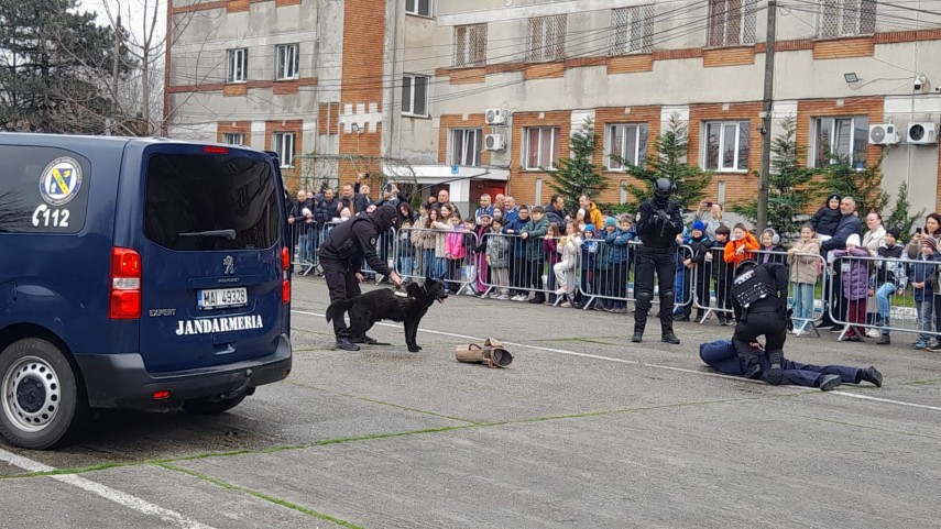 ziua portilor deschise organizata de gruparea de jandarmi mobila tomis constanta foto 69cfb26c3daea